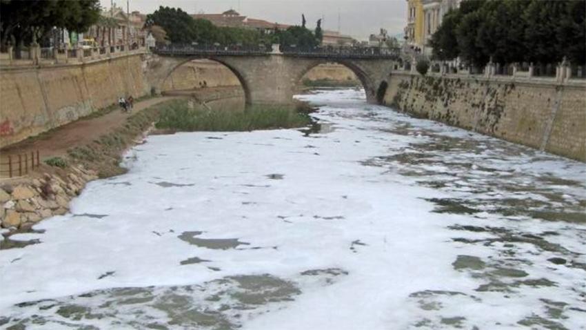 el desbordamiento de las depuradoras de aguas residuales cuando llueve
